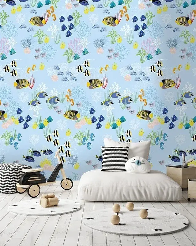 Kinderkamer met kinderbehang Fish in the sea vol tropische visjes op lichtblauw