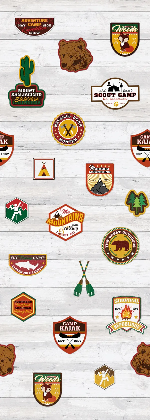 Dessin Camp badges plat, kleurige scoutingbadges op witte houten planken